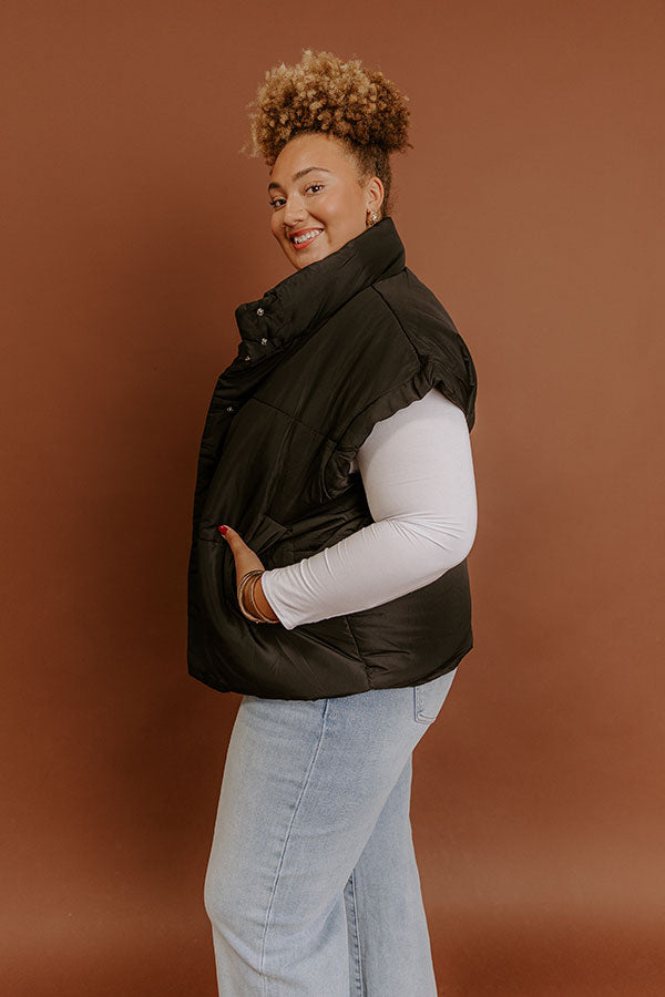 Brisk Stroll Puffer Vest in Black Curves Image - 4