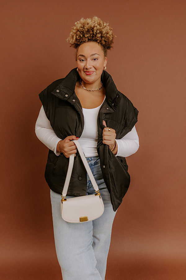 Brisk Stroll Puffer Vest in Black Curves Image - 3