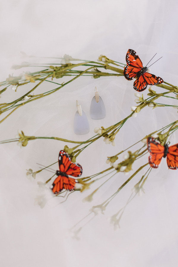 Kendra Scott Marty Gold Drop Earrings in Slate Cat's Eye Image - 4