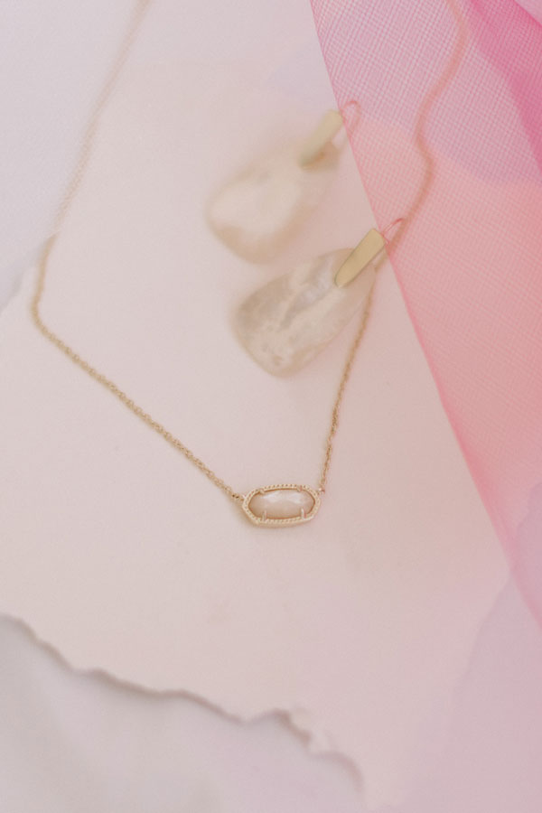 Kendra Scott Elisa Gold Pendant Necklace in Ivory Pearl Image - 4