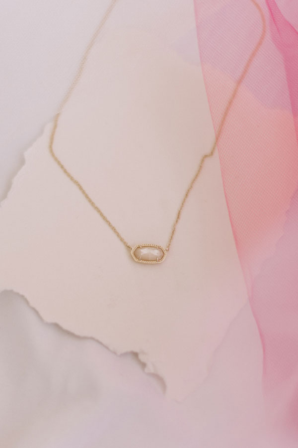 Kendra Scott Elisa Gold Pendant Necklace in Ivory Pearl Image - 3