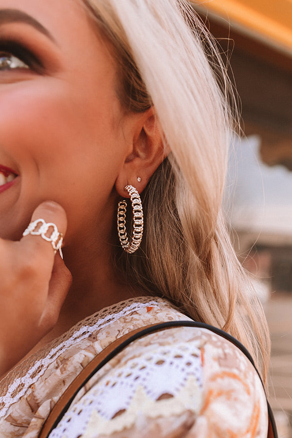 Kendra Scott Fallyn Hoop Earrings in Gold Image - 2