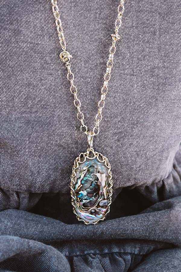 Kendra Scott Macrame Reid Gold Statement Necklace in Nude Abalone Image - 2