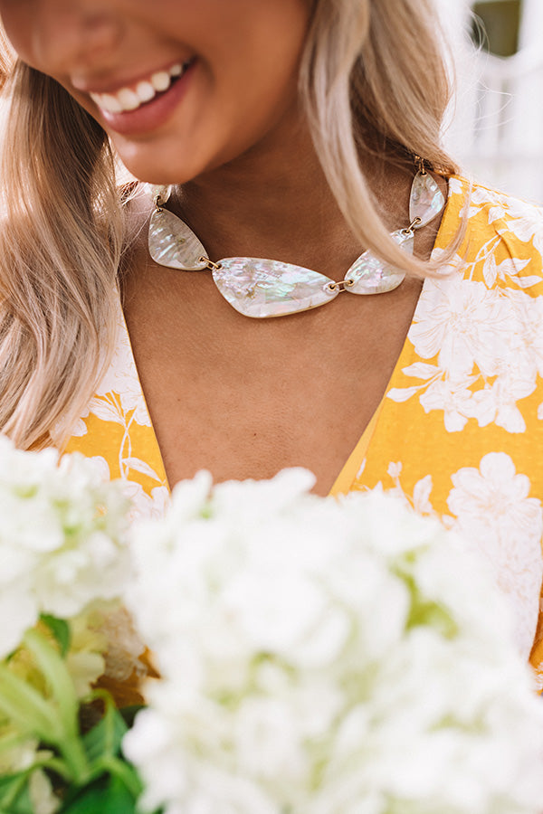 Kendra Scott Mckenna Vintage Gold Statement Necklace in White Abalone Image - 2