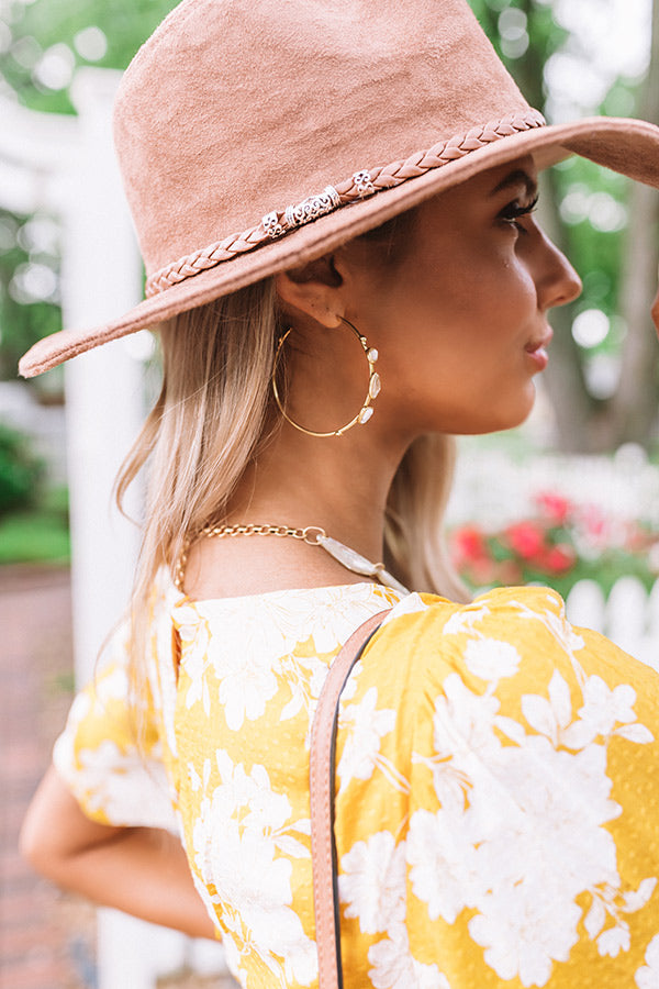 Kendra Scott Ivy Vintage Gold Hoop Earrings in White Mix Image - 3