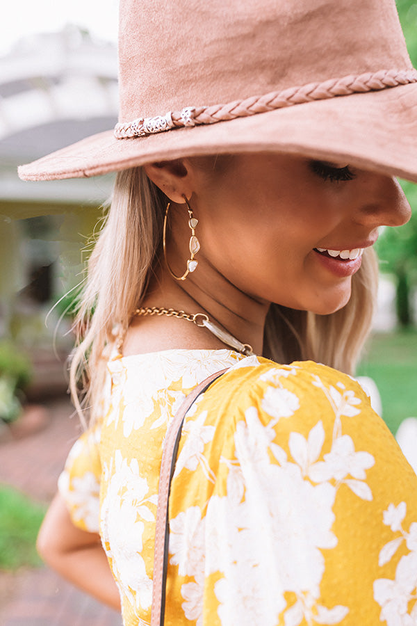 Kendra Scott Ivy Vintage Gold Hoop Earrings in White Mix Image - 1