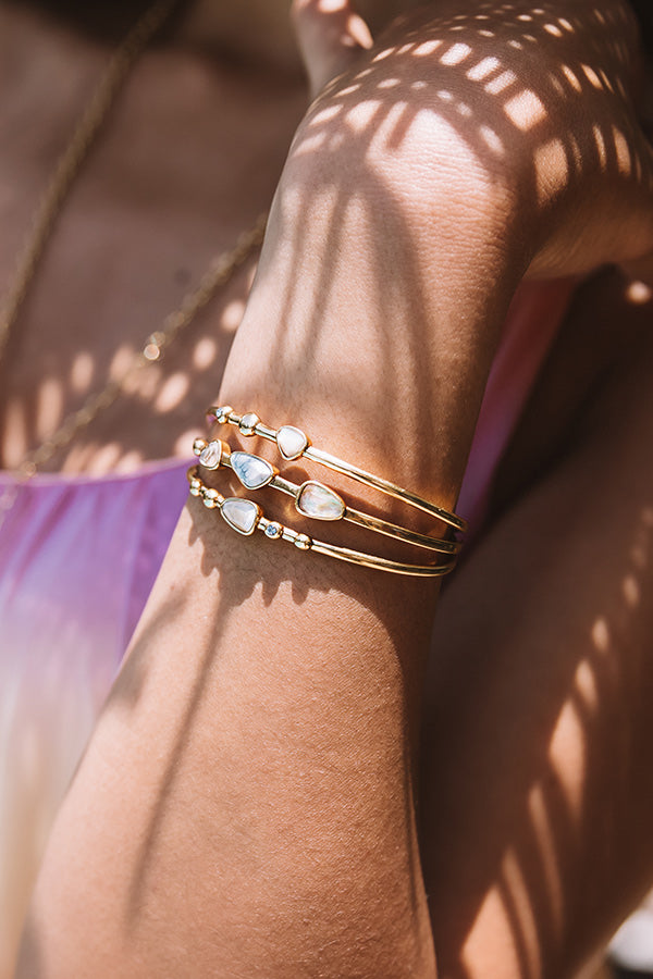 Kendra Scott Ivy Vintage Gold Statement Bracelet in White Mix Image - 2