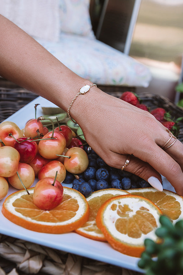 Kendra Scott Everlyne Gold Chain Bracelet in Ivory Mother-Of-Pearl Image - 2