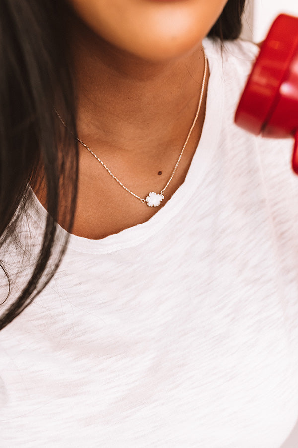 Kendra Scott Tess Gold Small Pendant Necklace in White Pearl Image - 3