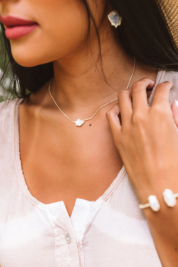 Kendra Scott Tess Gold Small Pendant Necklace in Ivory Pearl Image - 2