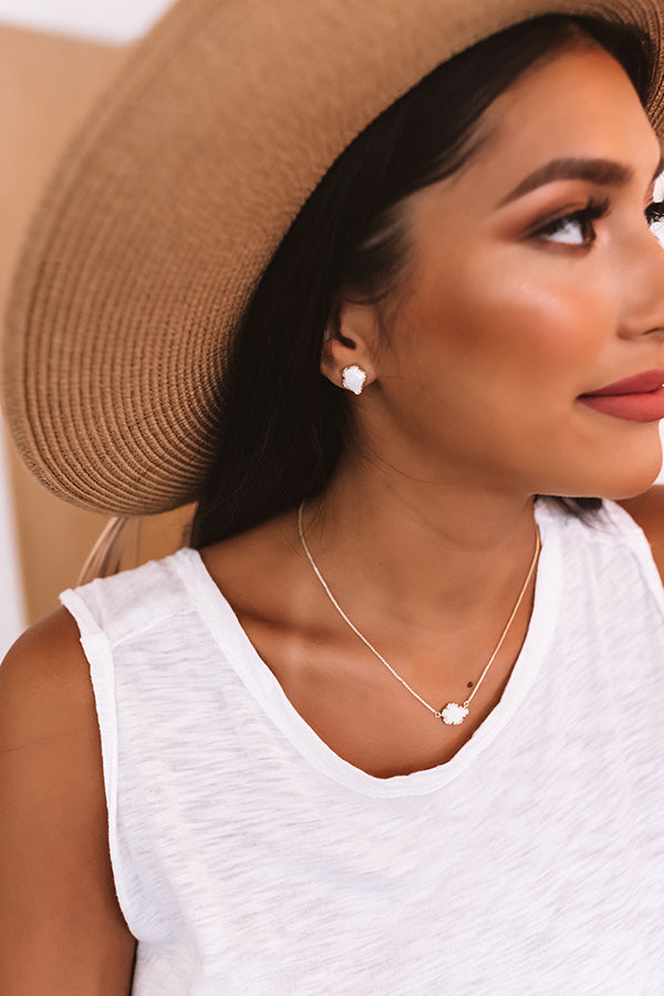 Kendra Scott Tessa Gold Stud Earrings in White Pearl Image - 3