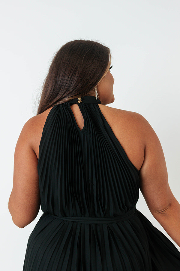 Point Of Pretty Pleated Maxi in Black Curves Image - 5