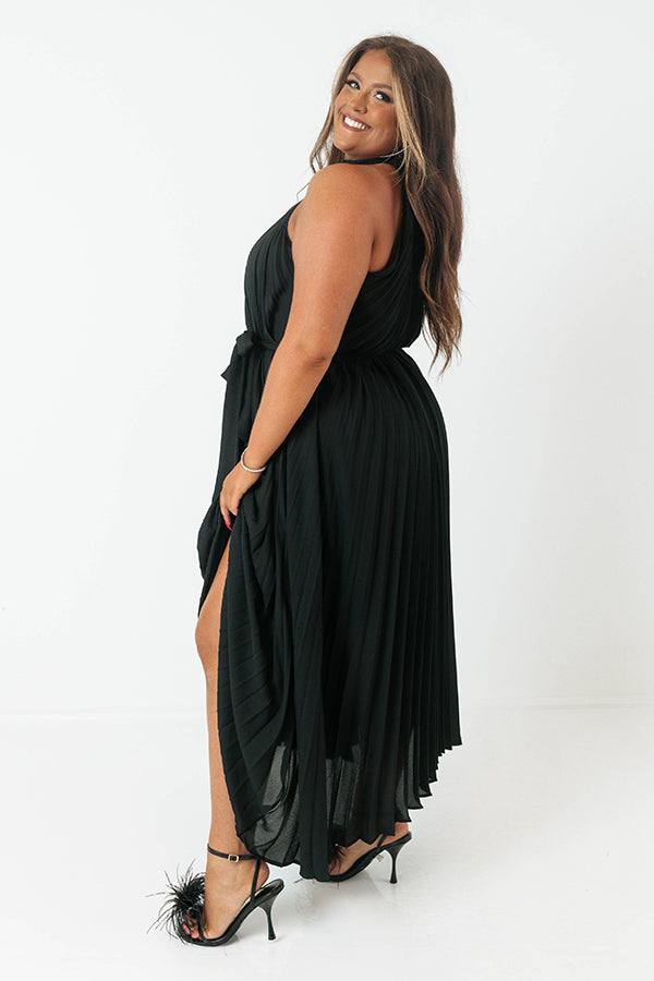 Point Of Pretty Pleated Maxi in Black Curves Image - 4