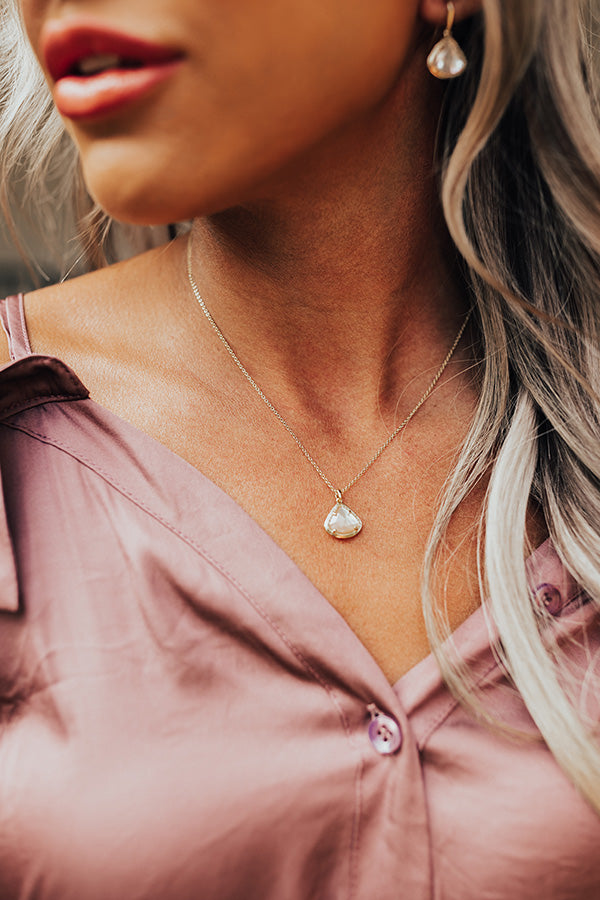 Kendra Scott Kendall Gold Pendant Necklace in Golden Abalone Image - 2