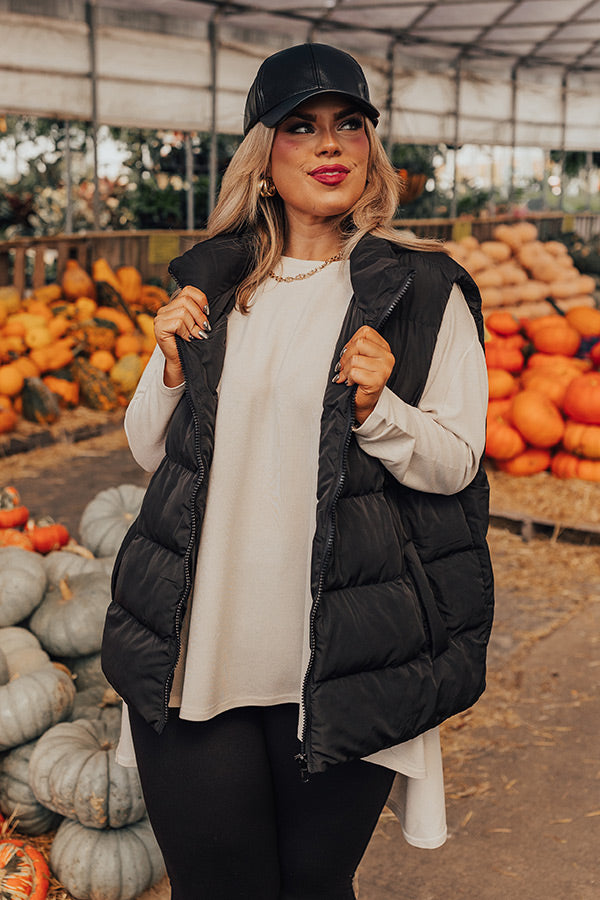 Venture Out Puffer Vest in Black Curves Image - 3